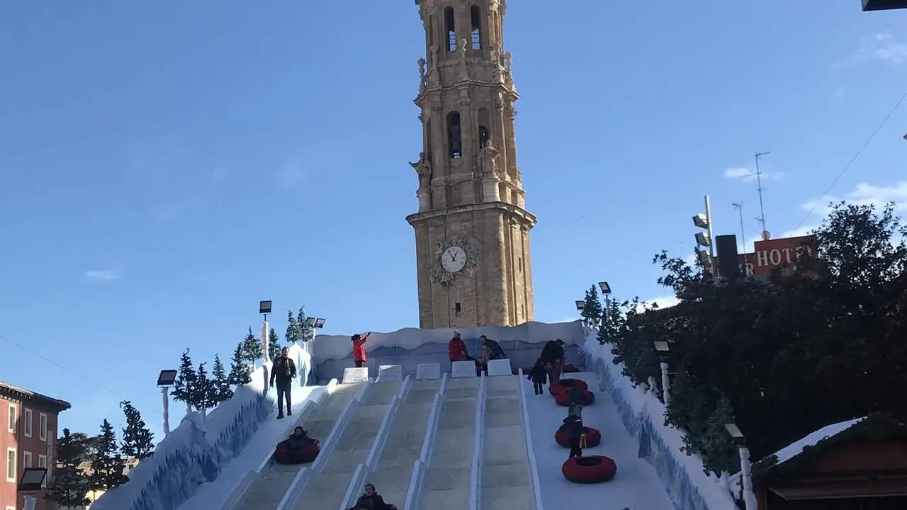 Tobog&aacute;n de nuem&aacute;ticos en la plaza del Pilar de Zaragoza con motivo de la Navidad. / EP