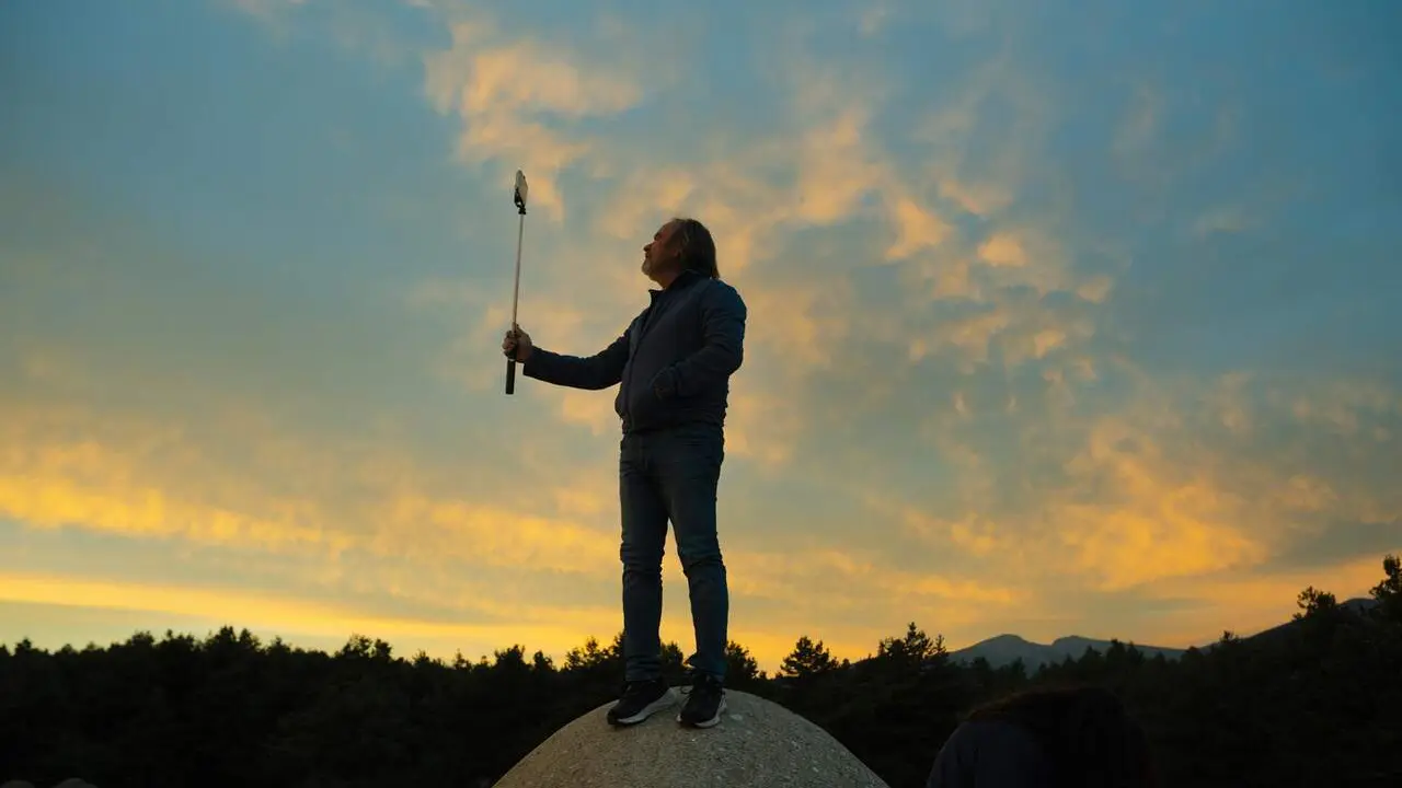 Una persona trata de ver el eclipse, a 7 de septiembre de 2025, en Madrid (Espa&ntilde;a). / EP