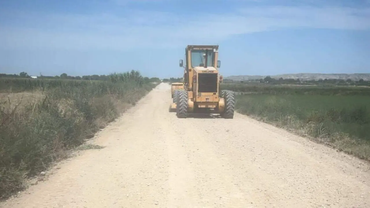 Trabajos de arreglo de caminos agr&iacute;colas en Pina de Ebro. / AYTO. PINA