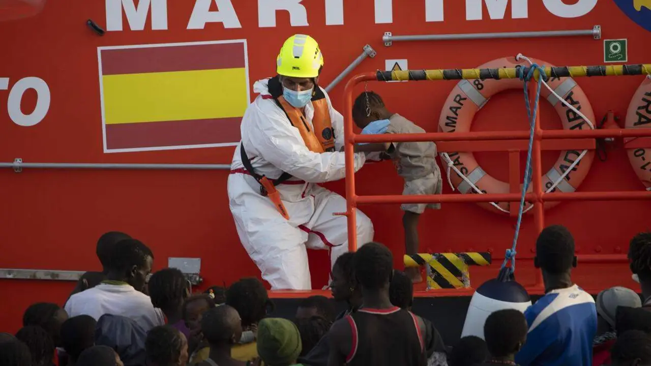 Archivo - Una persona de Salvamento Mar&iacute;timo ayuda a un menor, en el Puerto de la Restinga, a 28 de noviembre de 2024, en El Hierro, Santa Cruz de Tenerife, Tenerife, Canarias (Espa&ntilde;a) ./ Antonio Sempere - Europa Press - Archivo
