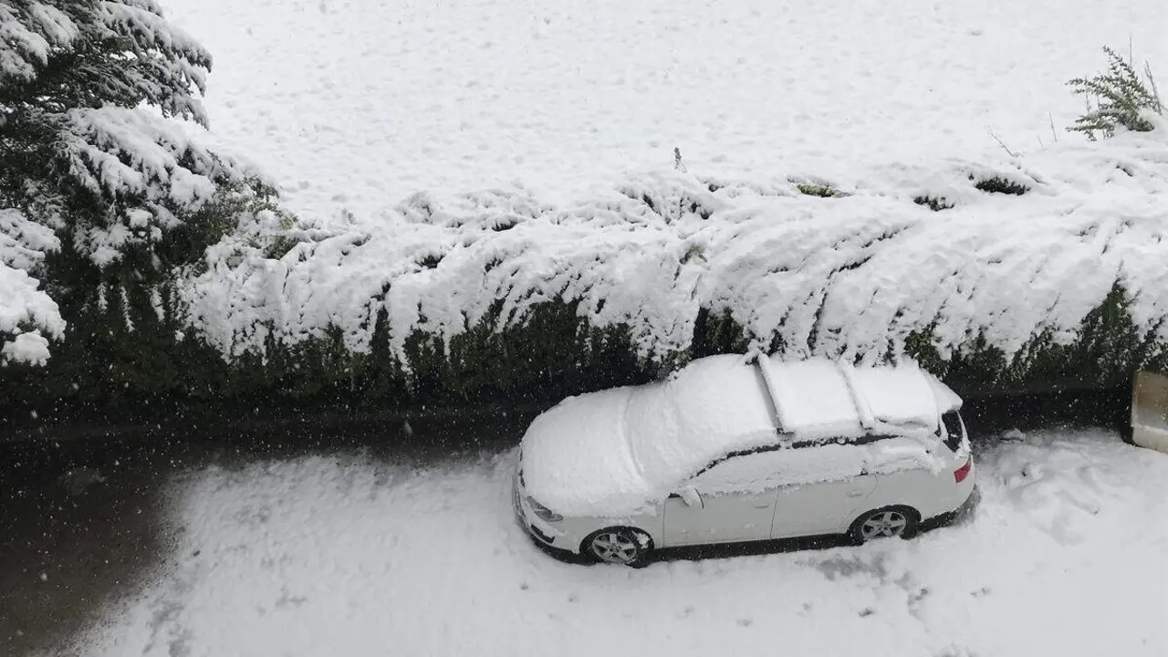 Archivo - Coche con nieve ./ E.P