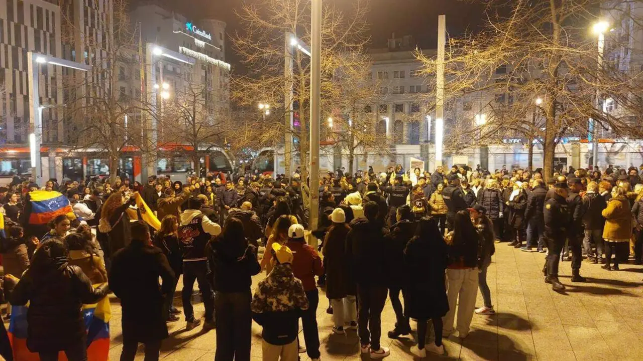 Ciudadanos venezolanos que festejaban el derrocamiento de Nicol&aacute;s Maduro han coincidido en la plaza Espa&ntilde;a de Zaragoza con manifestantes contra el "imperialismo" de Estados Unidos ./ Europa Press