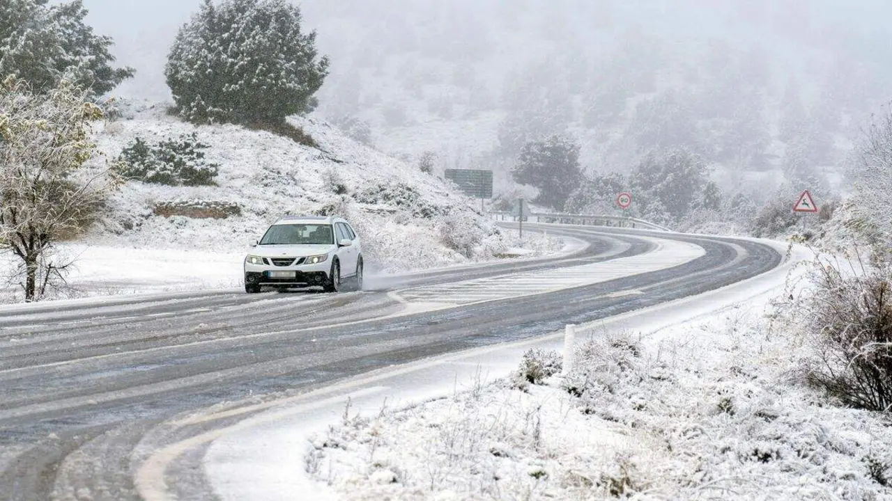 Archivo - Una carretera nevada de Teruel ./ EFE- Antonio Garc&iacute;a