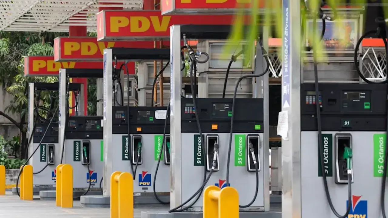 Archivo - Dispensadores de gasolina en Venezuela ./ Yahoo