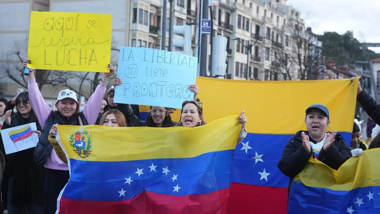 Decenas de personas durante una concentraci&oacute;n para celebrar la captura de Maduro, frente al Ayuntamiento de Bilbao, a 4 de enero de 2026, en Bilbao, Vizcaya, Pa&iacute;s Vasco (Espa&ntilde;a). / EP