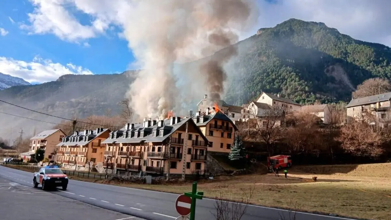 Incendio en un edificio de la aldea de Parz&aacute;n, en el municipio oscense de Bielsa ./ BOMBEROS DPH