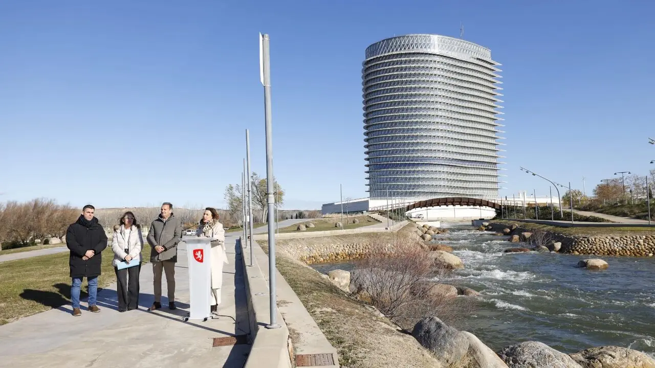 Natalia Chueca en el Canal de Aguas Bravas ./  Miguel G. Garc&iacute;a - Ayto. de Zaragoza