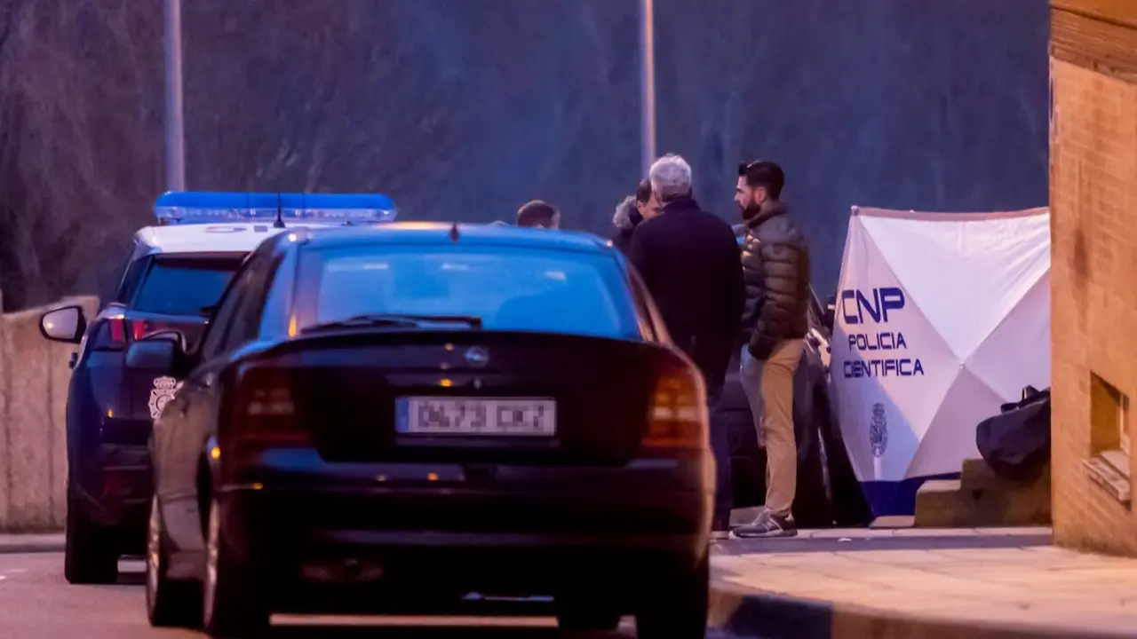 Veh&iacute;culo en el que fueron hallados los fallecidos ./ Wifredo Garc&iacute;a &Aacute;lvaro - EFE