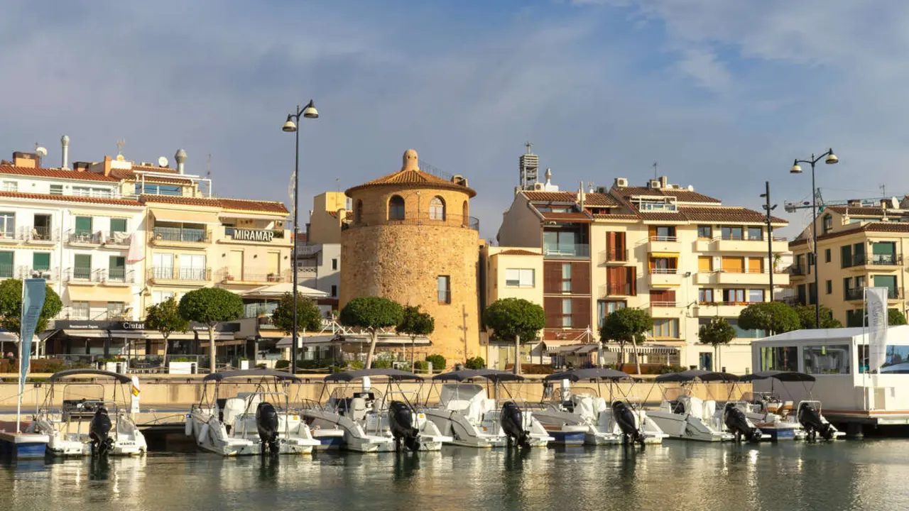 Paseo mar&iacute;timo visto desde el puerto, Cambrils, Tarragona :/ Marina Cambirls