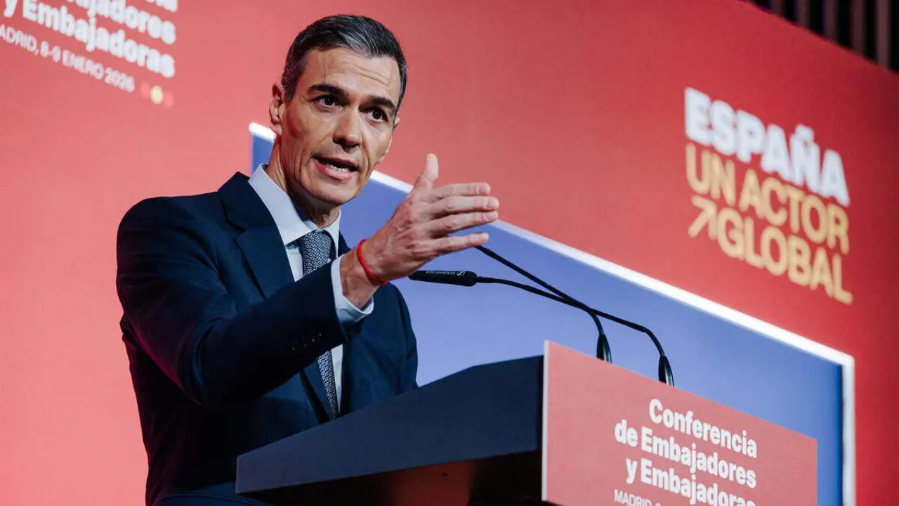 El presidente del Gobierno, Pedro S&aacute;nchez, durante la Conferencia de Embajadores y Embajadoras de Espa&ntilde;a acreditados en el exterior, en el Ministerio de Asuntos Exteriores, Uni&oacute;n Europea y Cooperaci&oacute;n, a 8 de enero de 2026, en Madrid (Espa&ntilde;a) ./ Carlos Luj&aacute;n - Europa Press