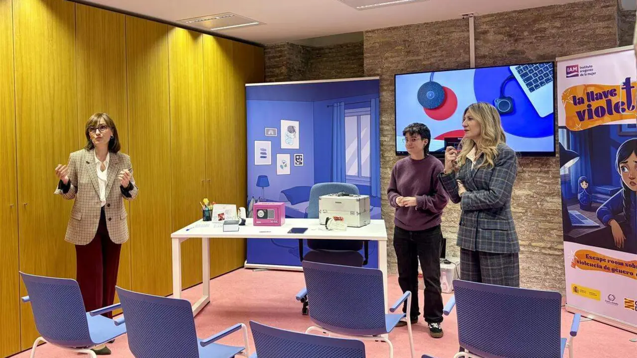 La vicepresidenta, Mar Vaquero, y la directora del IAM, Mar&iacute;a Anto&ntilde;anzas, junto a una trabajadora del CAIVIS de Zaragoza ./ E.P