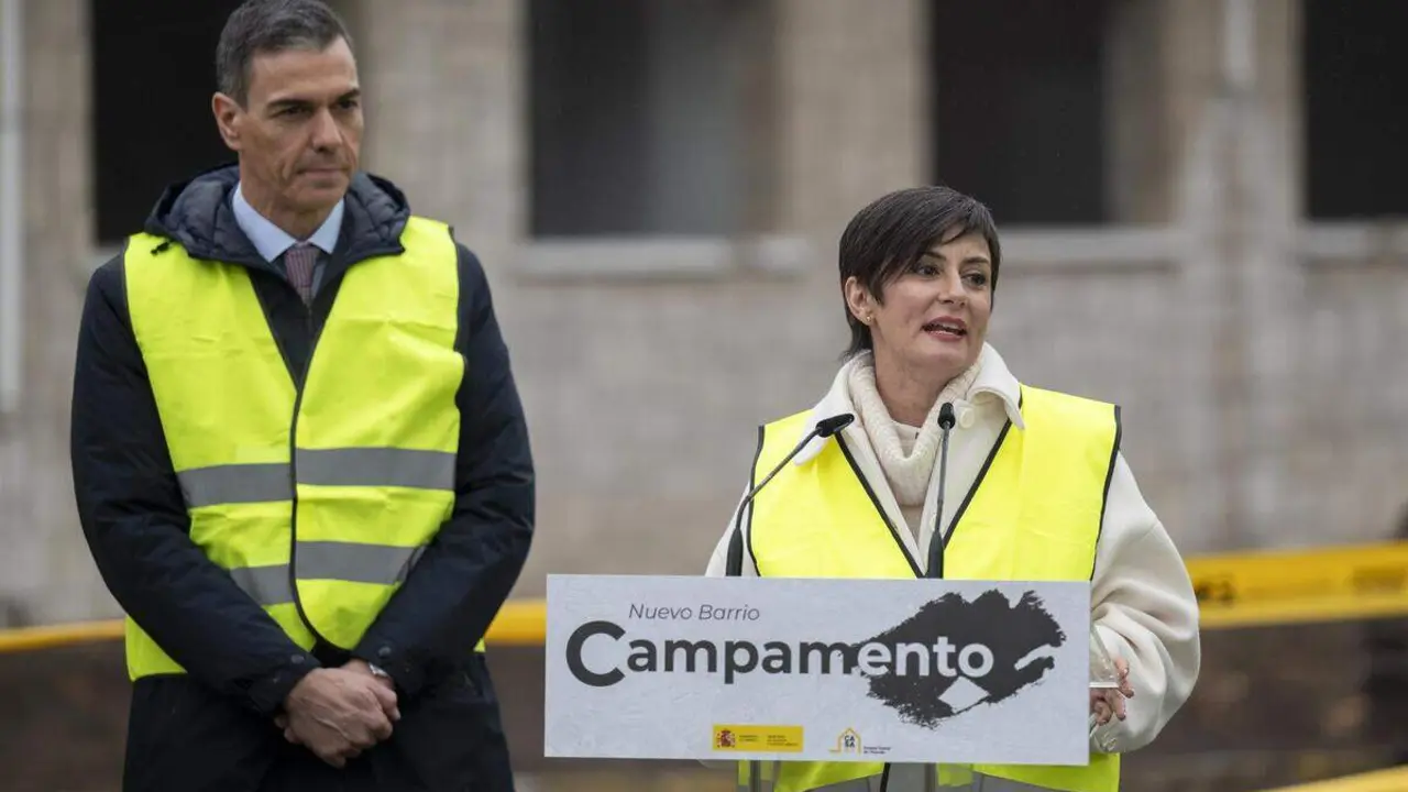 El presidente del Gobierno, Pedro S&aacute;nchez, y la ministra de Vivienda, Isabel Rodr&iacute;guez, y durante el acto de demolici&oacute;n de los primeros edificios del acuartelamiento de Campamento, a 12 de enero de 2026, en Madrid (Espa&ntilde;a). ./ Alberto Ortega - Europa Press
