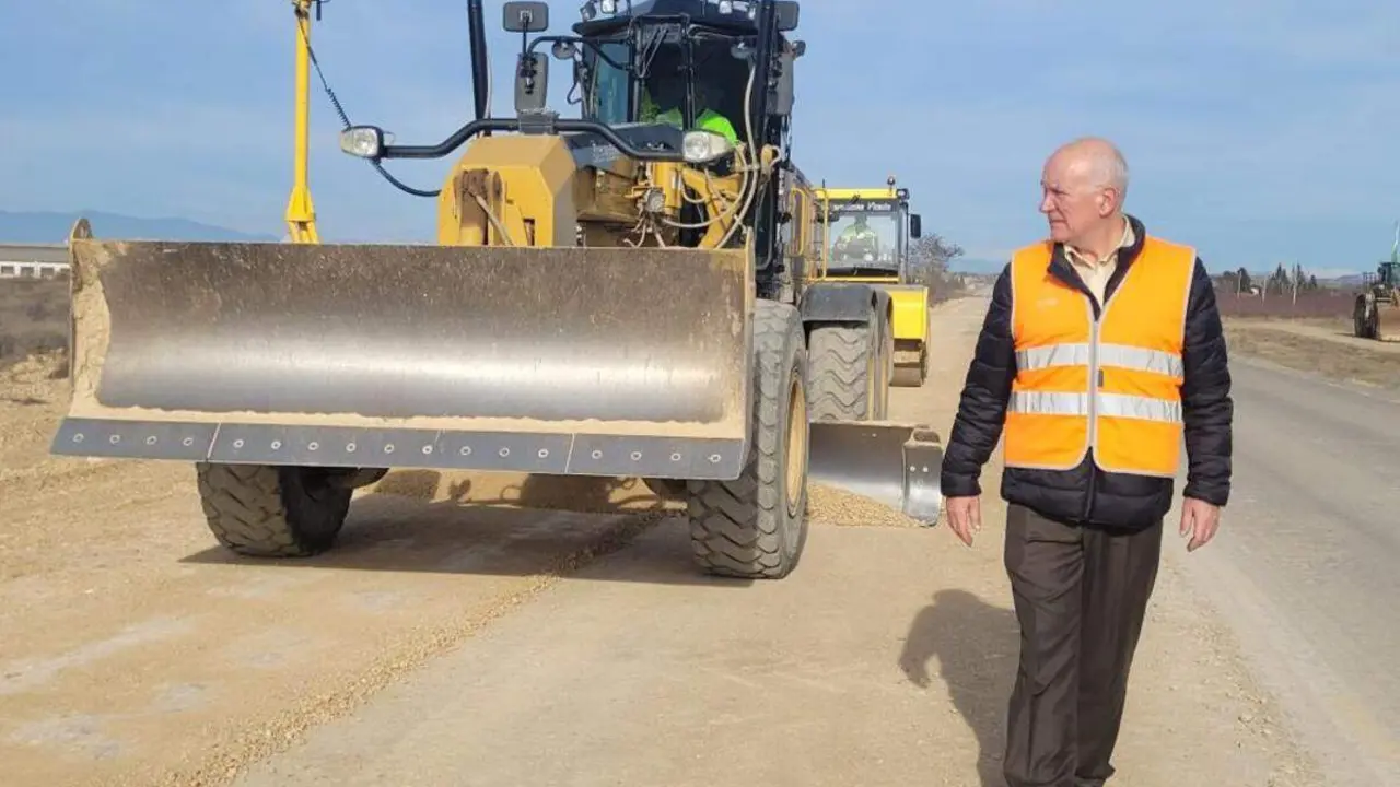 Miguel &Aacute;ngel Arminio ha supervisado hoy los trabajos de renovaci&oacute;n de la A-230 en Sari&ntilde;ena ./ DGA