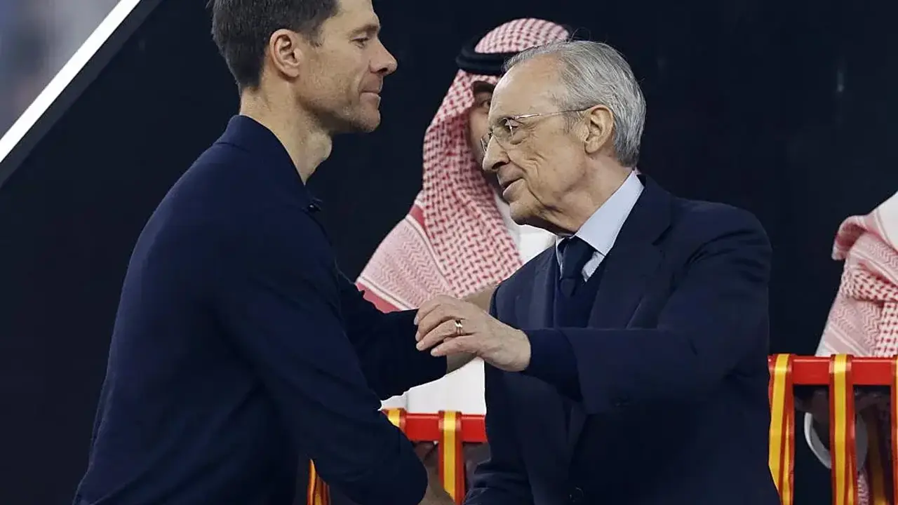 Xabi Alonso saluda a Florentino P&eacute;rez tras la final de la Supercopa de Espa&ntilde;a. Vincent West (Reuters)