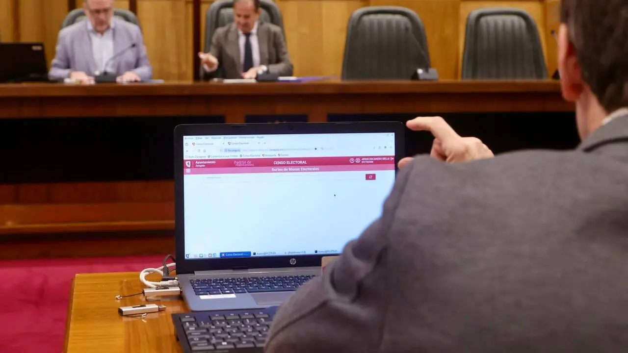 Sorteo de las mesas electorales en el Pleno del Ayuntamiento de Zaragoza. /AZ