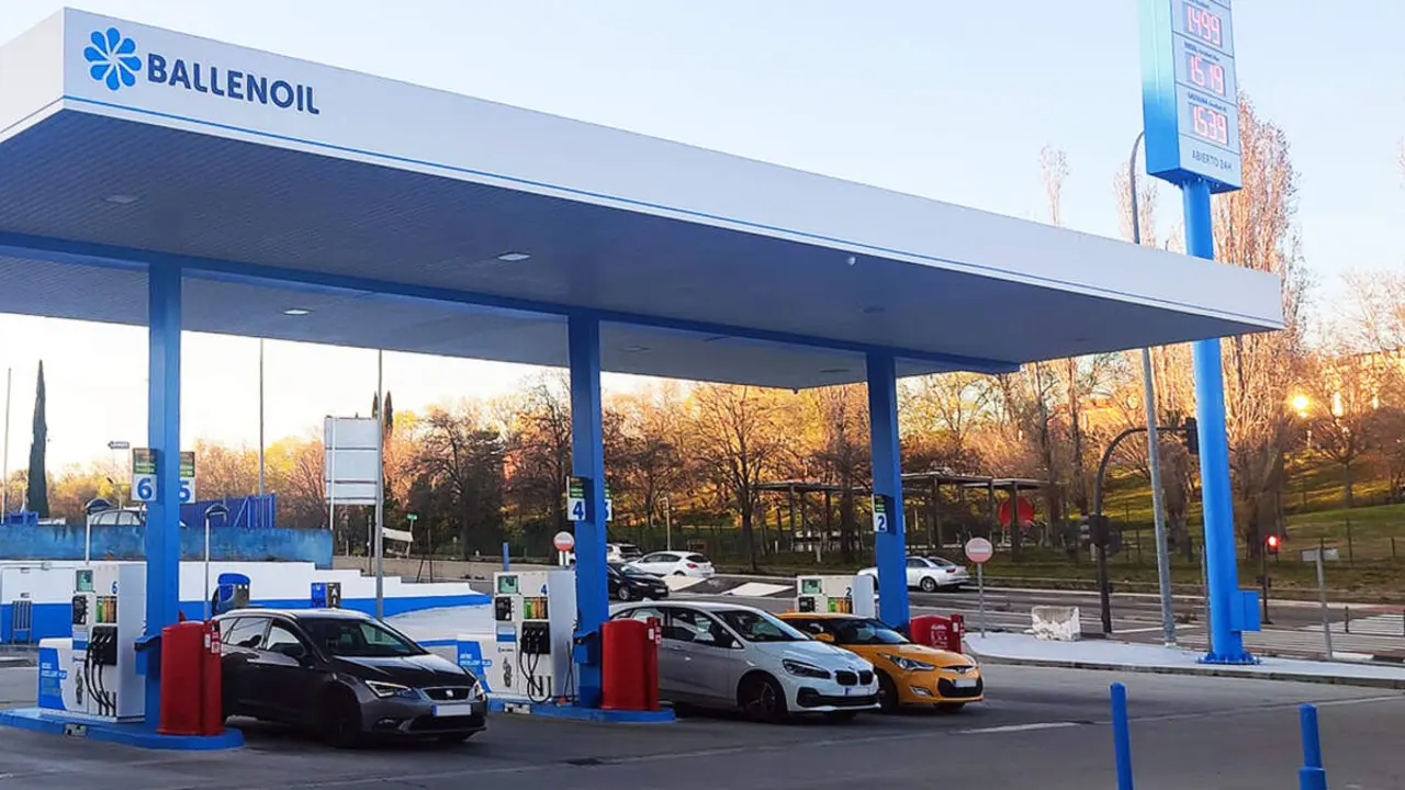 Archivo - Gasolinera de Ballenoil