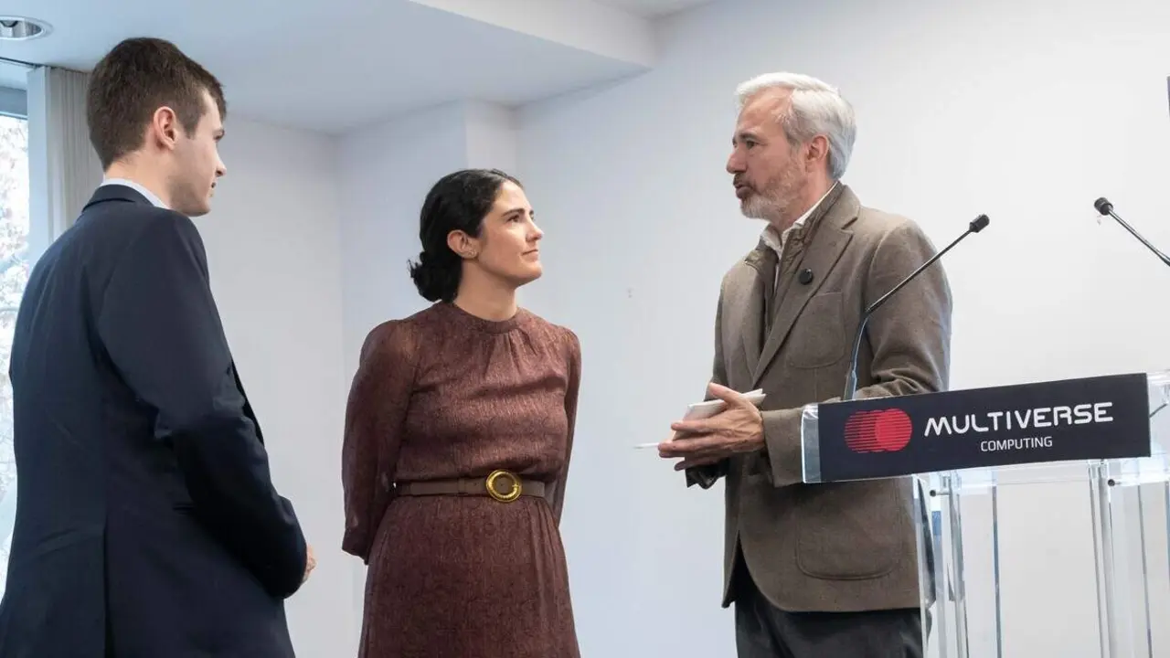 Jorge Azc&oacute;n, presidente del Gobierno de Arag&oacute;n, en las instalaciones de Multiverse Computing en Zaragoza ./ Fabi&aacute;n Sim&oacute;n