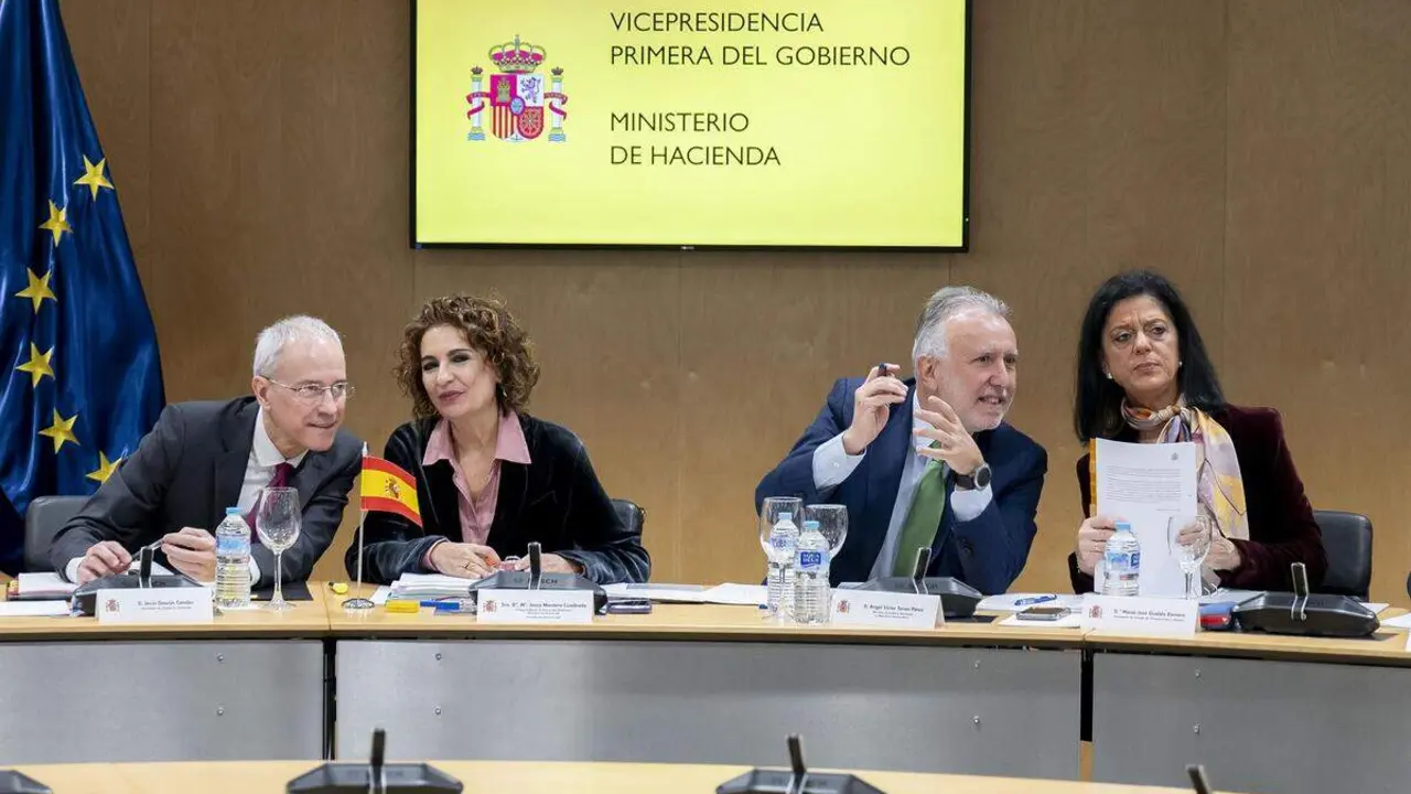 (I-D) El secretario de Estado de Hacienda, Jes&uacute;s Gasc&oacute;n Catal&aacute;n; la vicepresidenta primera y ministra de Hacienda, Mar&iacute;a Jes&uacute;s Montero; el ministro de Pol&iacute;tica Territorial y Memoria Democr&aacute;tica, &Aacute;ngel V&iacute;ctor Torres ./ Alberto Ortega - Europa Press