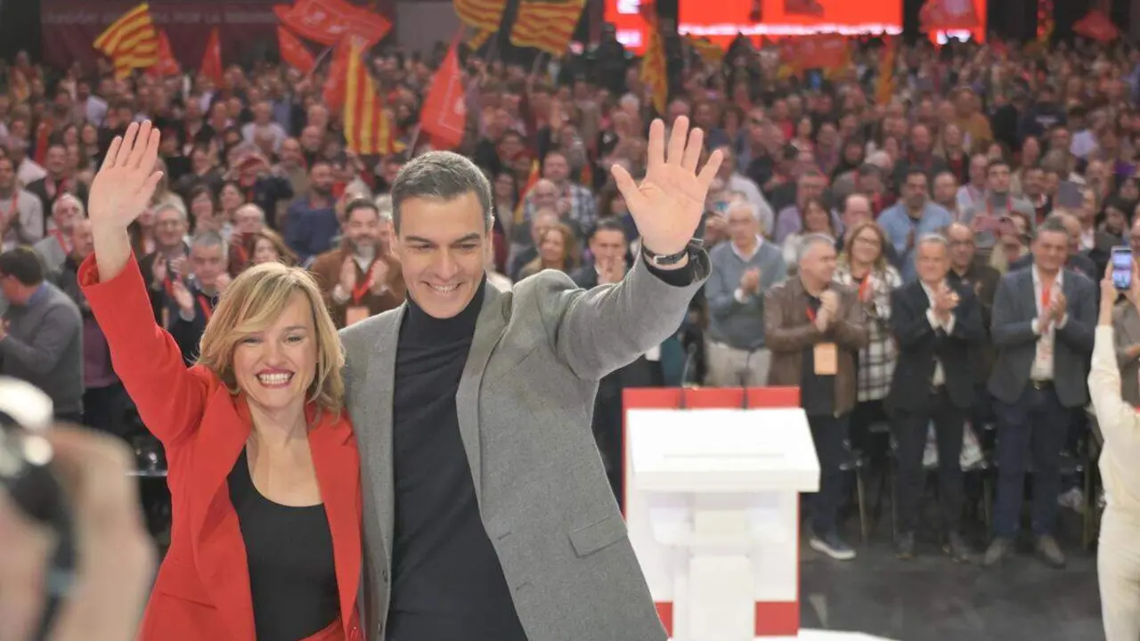 Archivo - La secretaria general del PSOE de Arag&oacute;n, ministra de Educaci&oacute;n, Formaci&oacute;n Profesional y Deportes y portavoz del Gobierno, Pilar Alegr&iacute;a, y el secretario general del PSOE y presidente del Gobierno, Pedro S&aacute;nchez, durante la clausura del 18&ordm; Congreso ./ Marcos Cebri&aacute;n - Europa Press - Archivo