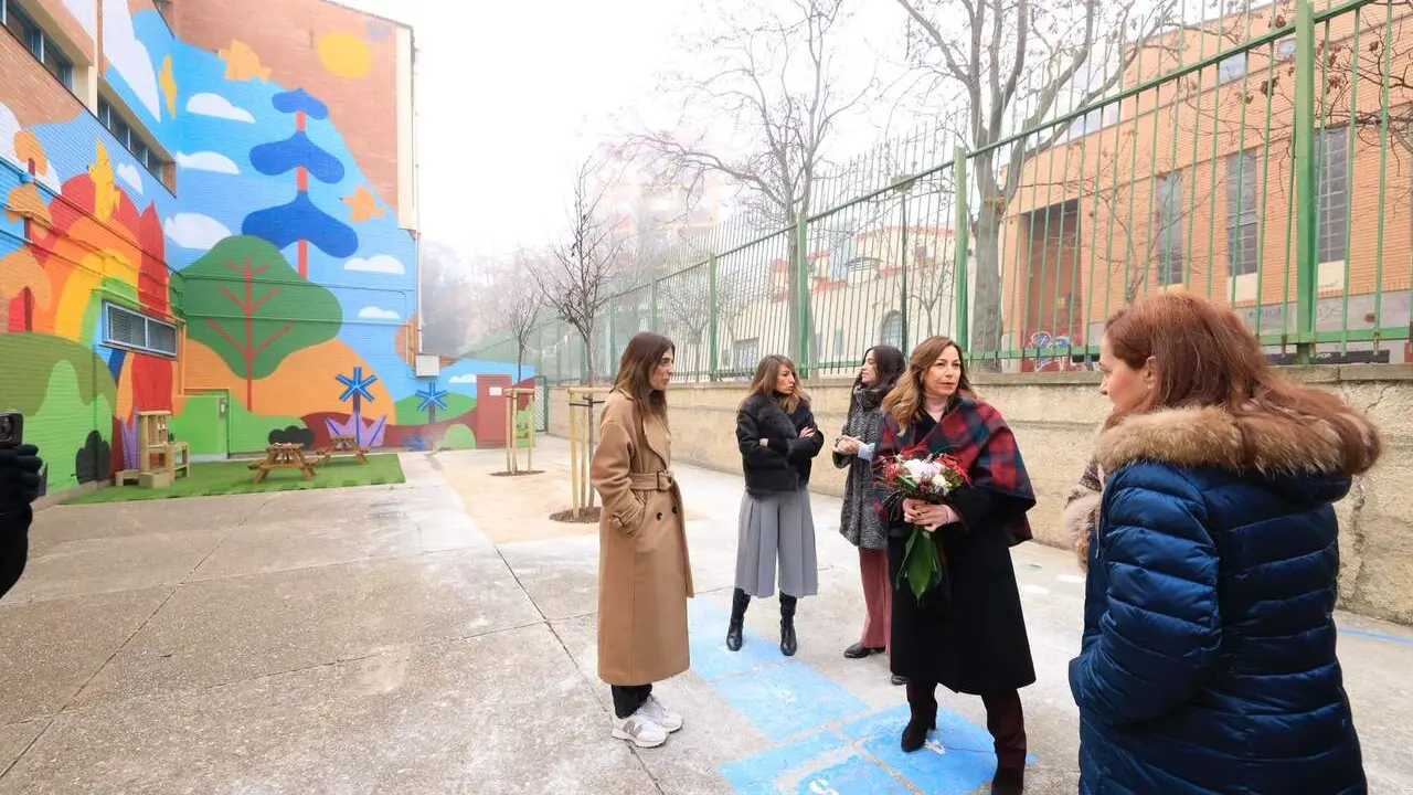 La alcaldesa en el colegio Marcos Frech&iacute;n de Las Fuentes. /AZ