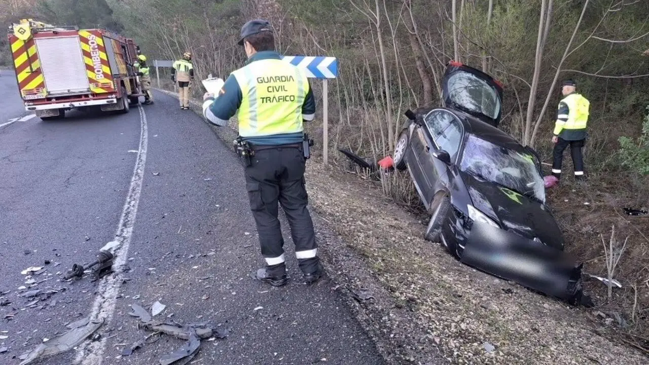 Heridos graves un hombres y una mujer en el choque frontal de dos coches en la N-123 en Olvena (Huesca). / GUARDIA CIVIL