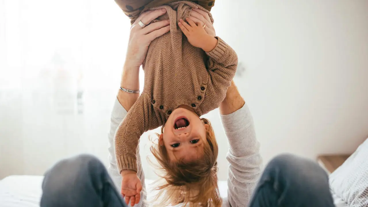 Ni&ntilde;o jugando con su padre ./ Freepik