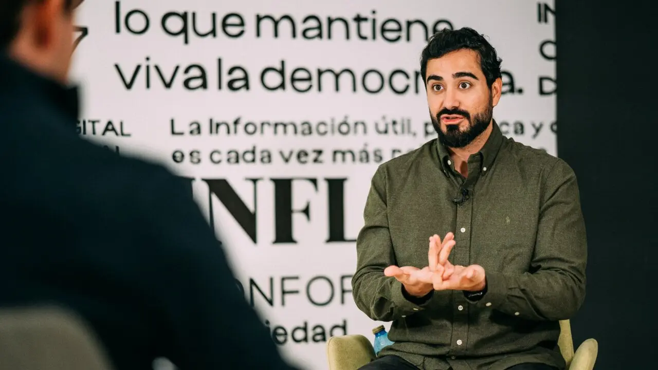 El l&iacute;der de SALF (Se acab&oacute; la Fiesta), Alvise P&eacute;rez, durante la entrevista en la redacci&oacute;n de HOY ARAG&Oacute;N / &Aacute;lvaro Calvo para HOY ARAG&Oacute;N