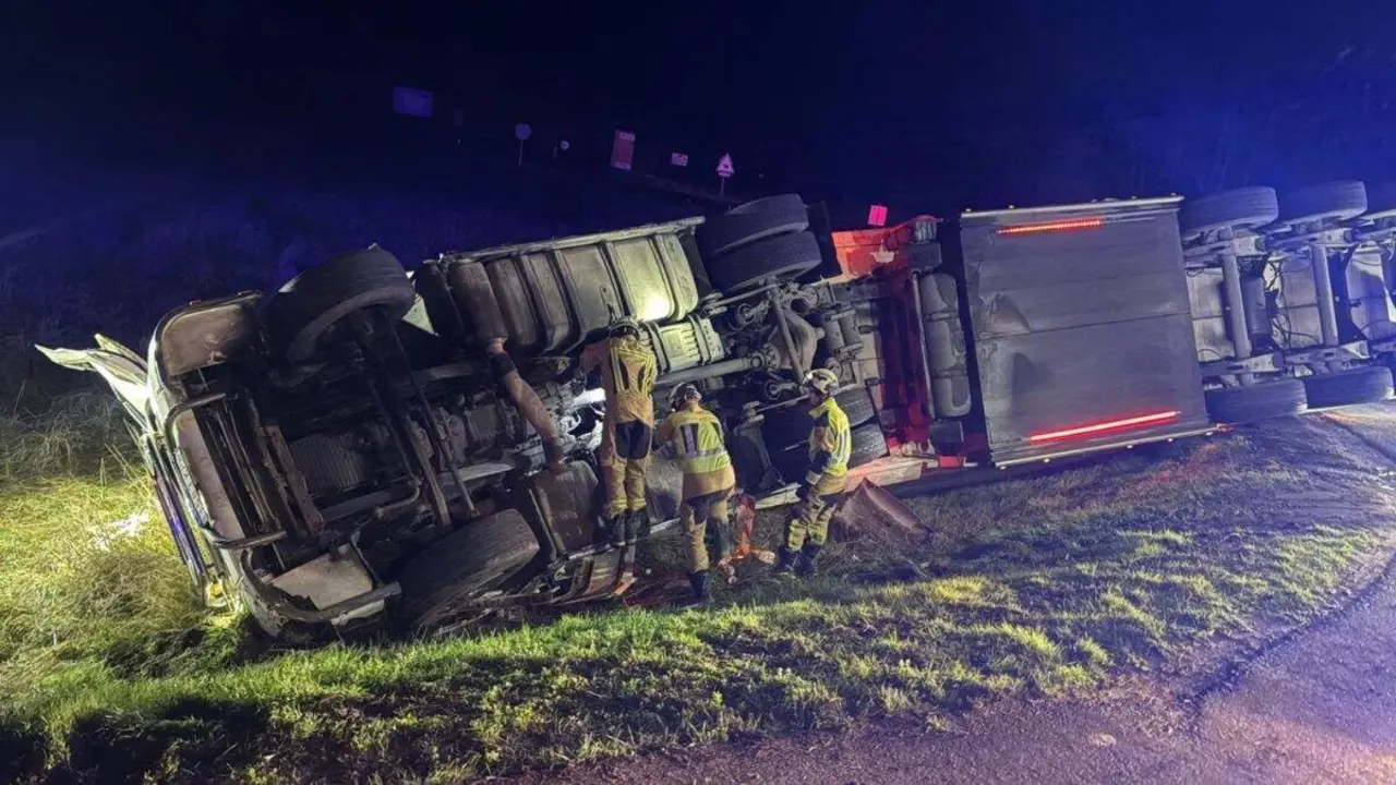Accidente de un cami&oacute;n a la salida del pol&iacute;gono Valdeferr&iacute;n, en Ejea de los Caballeros. / Bomberos DPZ