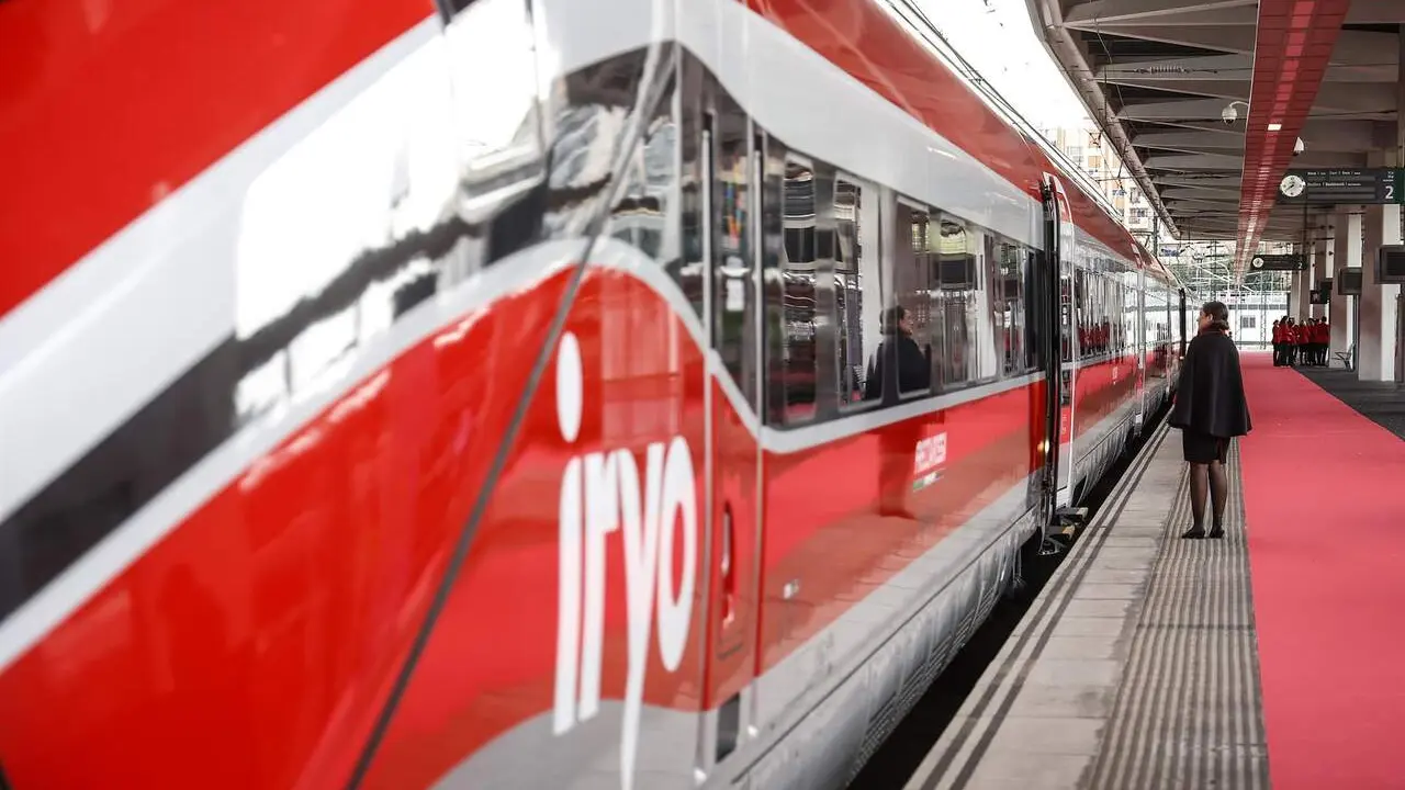 Una persona frente al tren Iryo a su llegada a la estaci&oacute;n de Val&egrave;ncia Joaqu&iacute;n Sorolla desde Madrid, en Valencia, Comunidad Valenciana (Espa&ntilde;a). / EP