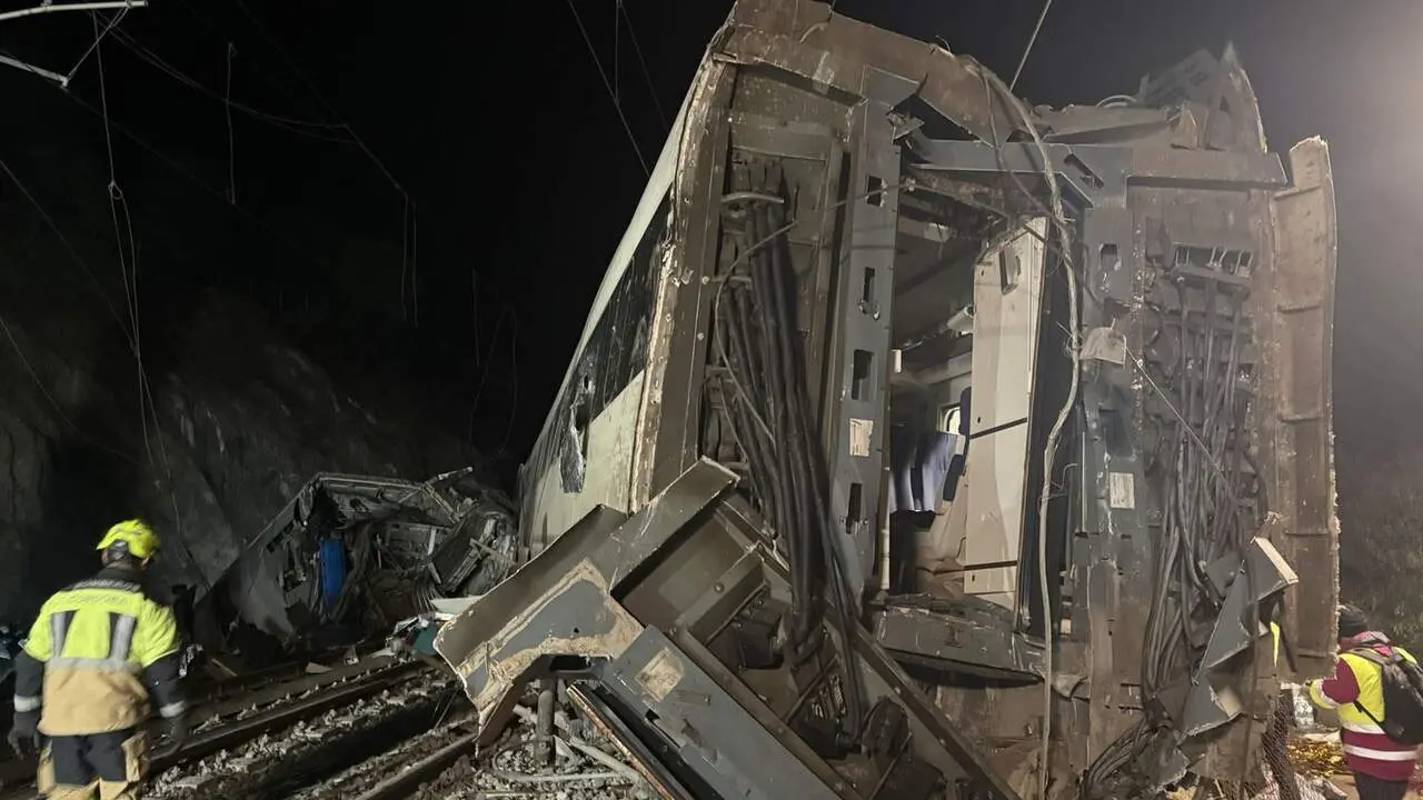 Uno de los dos trenes que han descarrilado a la altura de Adamuz, C&oacute;rdoba. /EP