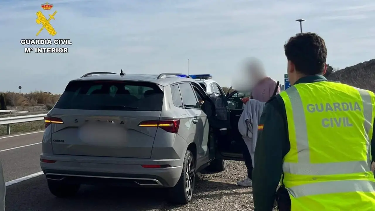 Veh&iacute;culo en el que viabaja por la AP-68 junto a su pareja una mujer que acab&oacute; dando a luz asistida por la Guardia Civil. / GUARDIA CIVIL