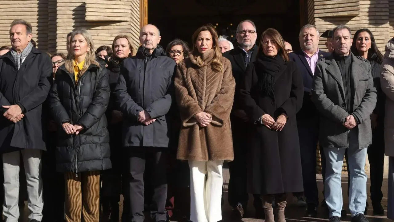 Minuto de silencio en el Ayuntamiento de Zaragoza