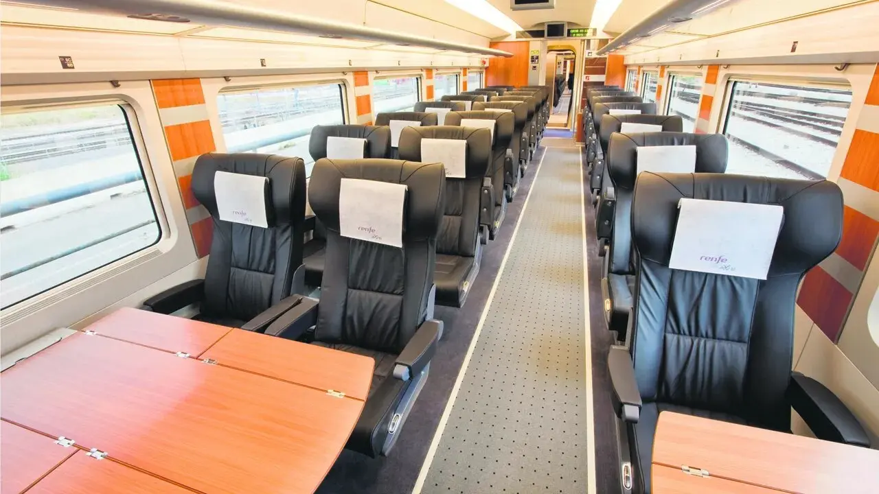 Archivo - Interior de un tren de Renfe