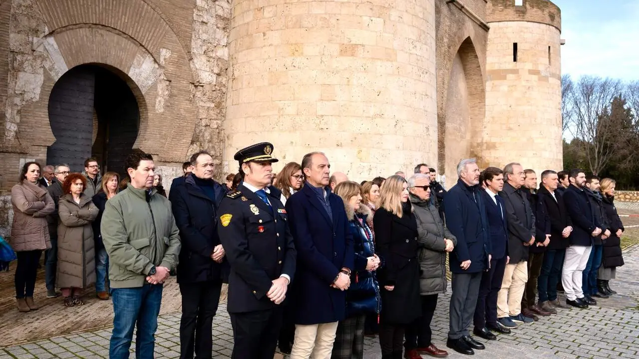 El Gobierno de Arag&oacute;n se suma al minuto de silencio por la tragedia de Adamuz. / FABI&Aacute;N SIM&Oacute;N