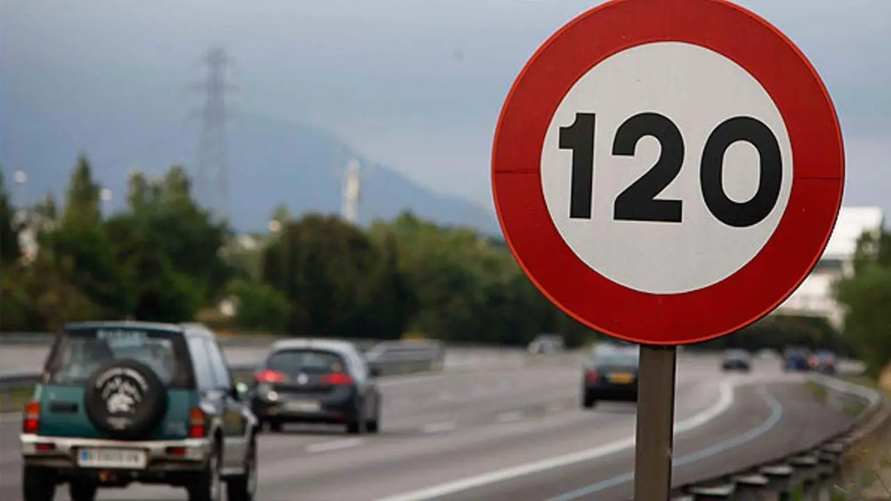L&iacute;mite de velocidad de 120 km/h en autopista
