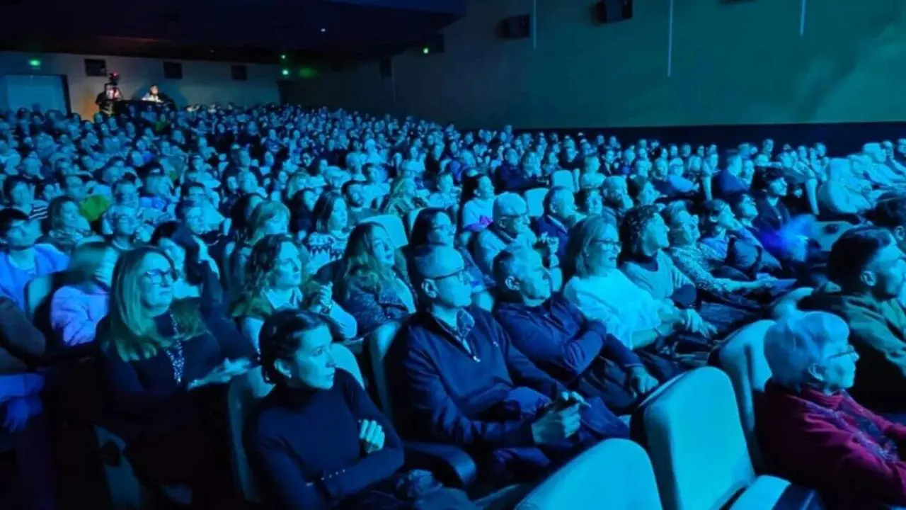 &Eacute;xito de asistencia en la reapertura de la Sala de cine Florida de Fraga. / AYTO. FRAGA
