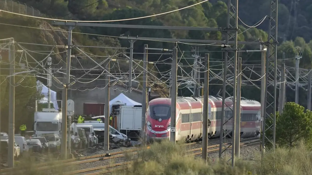 Imagen de la zona del accidente ferroviario con los convoyes de trenes siniestrado. /EP