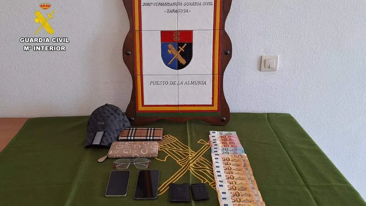 Material encontrado a las tres personas detenidas por el hurto de varios bolsos con el m&eacute;todo de la siembra en La Almunia. / GUARDIA CIVIL