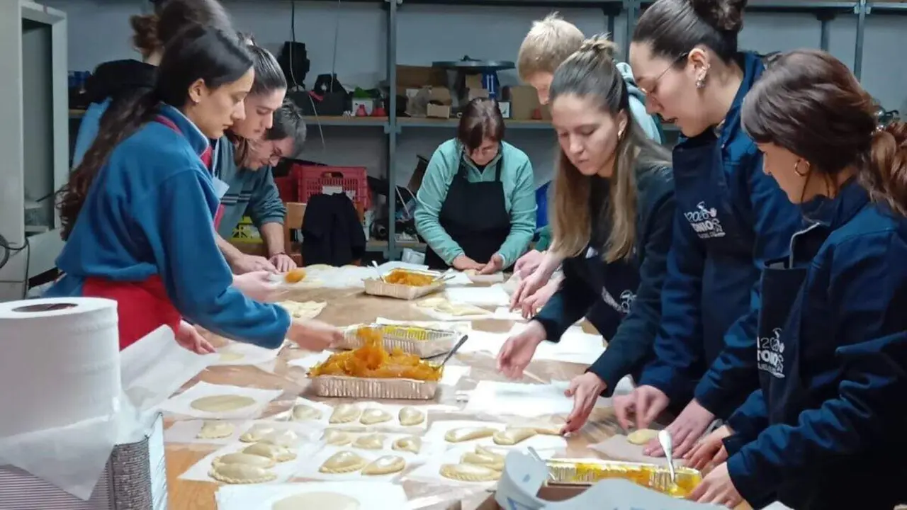Preparaci&oacute;n de los 2.300 pasteles por San Antonio en La Iglesuela del Cid. / HA