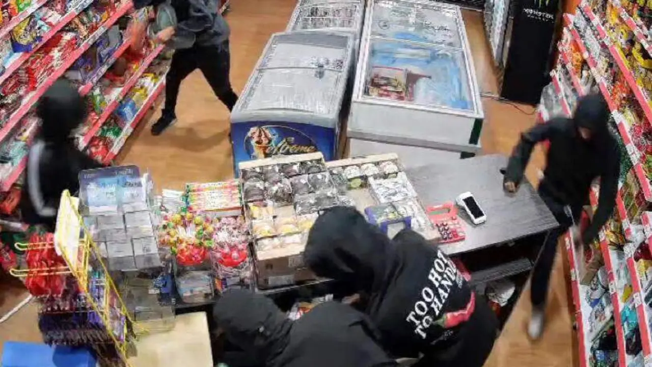 Imagen del atraco de varios presuntos pandilleros en la calle Rioja/ Cedida a H.A.