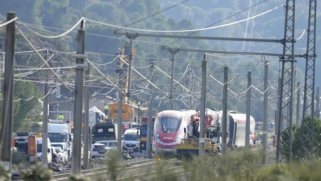 Imagen de la zona del siniestro ferroviario donde dos nuevas gr&uacute;as de gran tonelaje se incorporan a las tareas para el levantamiento de los vagones. A 20 de enero de 2026, en Adamuz, C&oacute;rdoba, Andaluc&iacute;a (Espa&ntilde;a). / EP
