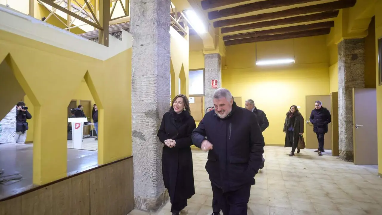 El arzobispo de Zaragoza y la alcaldesa en la sede del futuro Museo de la Semana Santa. /AZ