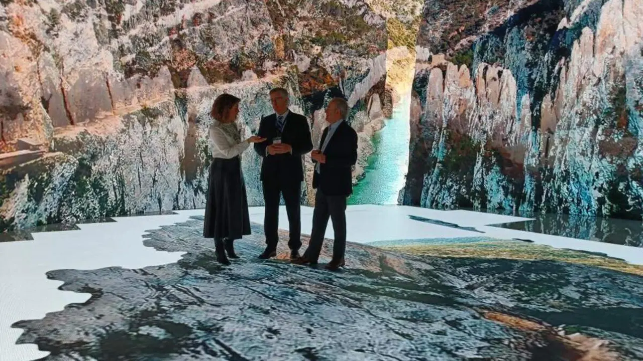 Blasco, Moncada y la directora General de Turismo de Arag&oacute;n, Mar&iacute;a Jes&uacute;s Gimeno, ante las pantallas del stand ./ Arag&oacute;n Hoy