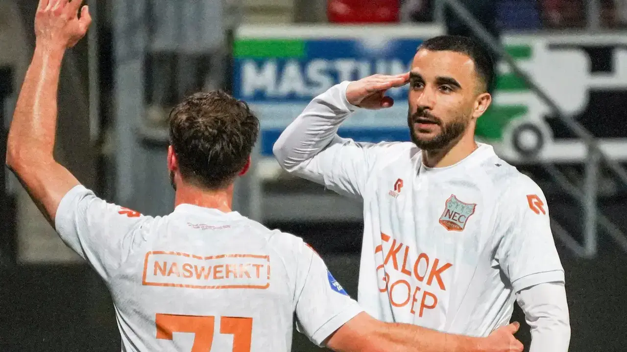 Rober Gonz&aacute;lez celebra un gol con el NEC Nimega