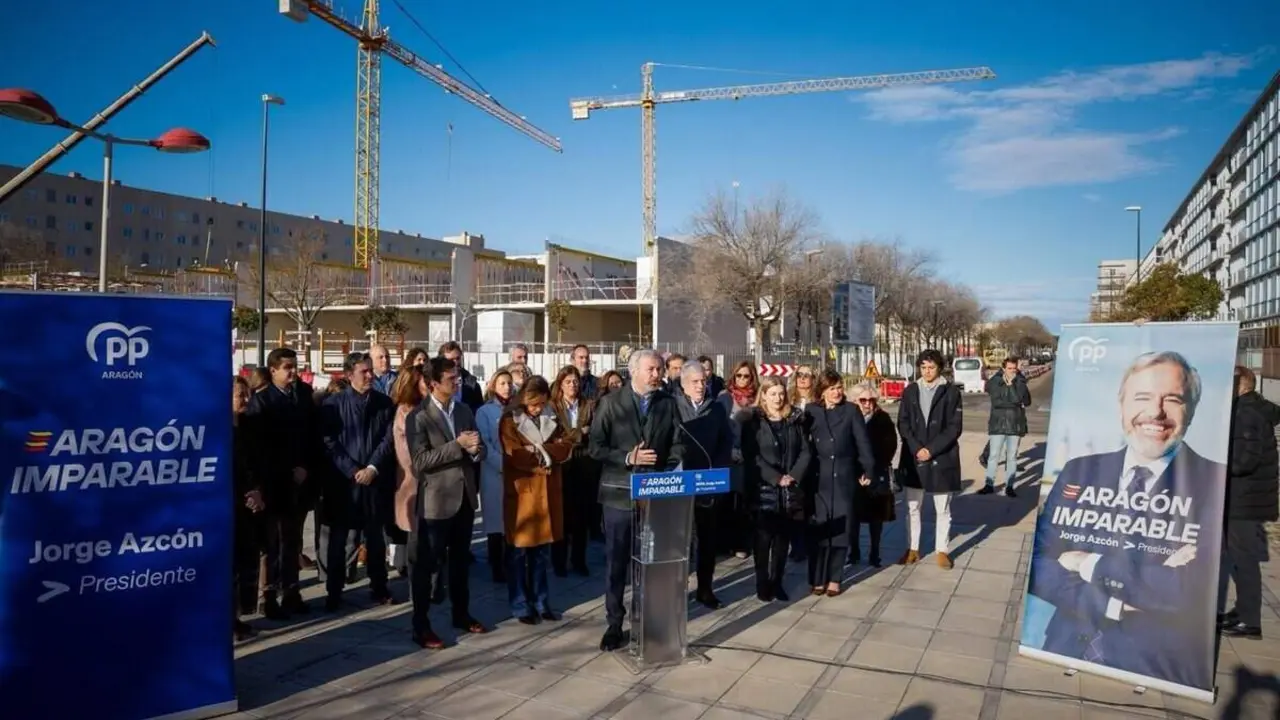 Azc&oacute;n en el pirmer acto de la campa&ntilde;a electoral del 8F frente a las obras de construcci&oacute;n de viviendas p&uacute;blicas de alquiler asequible en el barrio zaragozano de Valdespartera ./ PP ARAG&Oacute;N