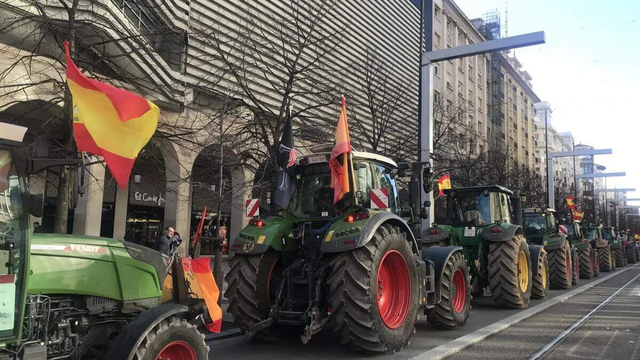 Manifestacion de agricultores y ganaderos aragoneses por el centro de Zaragoza en contra del acuerdo UE-Mercosur ./ Europa Press