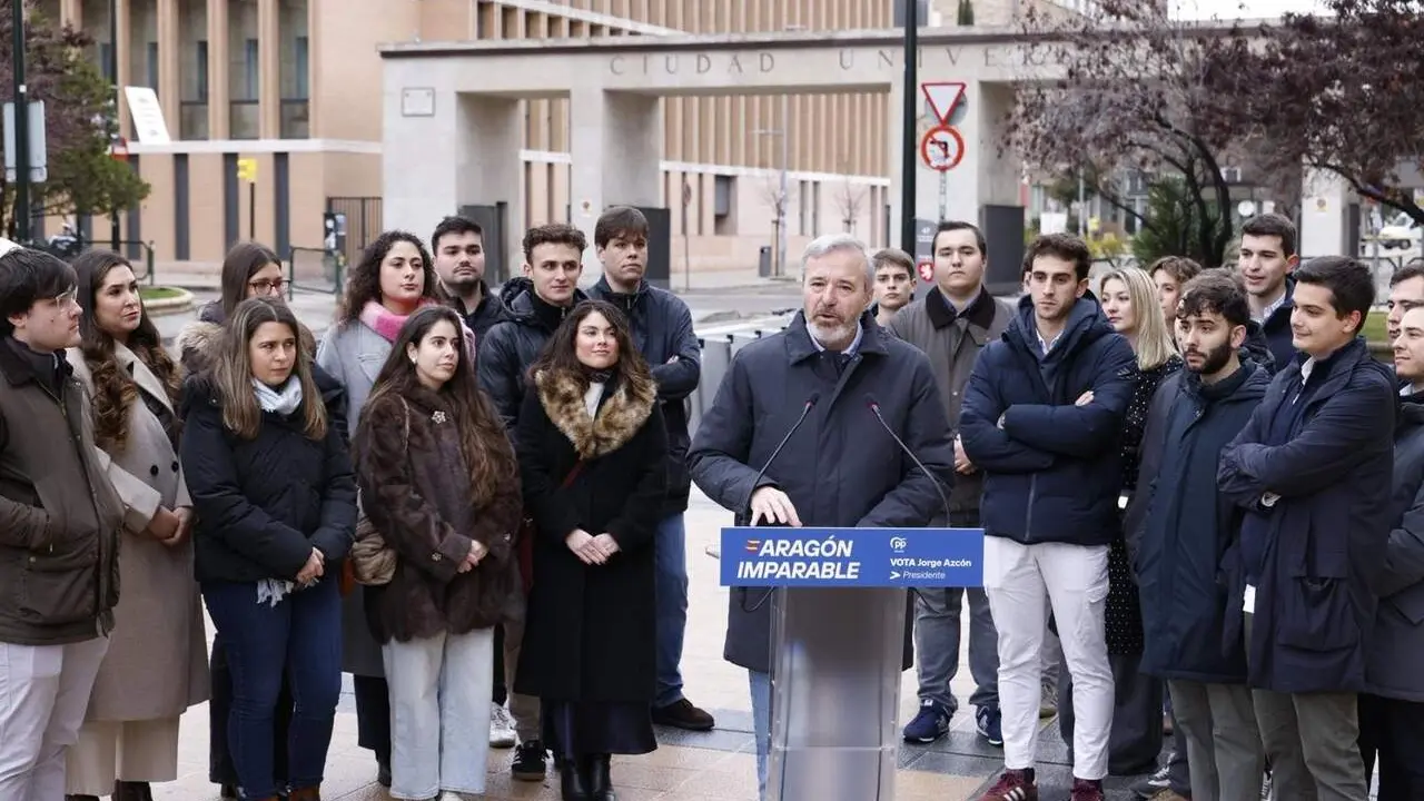 El candidato del PP y actual presidente de Arag&oacute;n, Jorge Azc&oacute;n, con j&oacute;venes en la Universidad de Zaragoza / EP