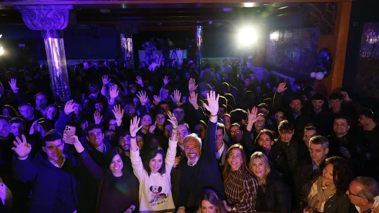 Todas las im&aacute;genes | Ayuso llena una discoteca en Zaragoza junto a Azc&oacute;n: m&aacute;s de 500 personas / PP