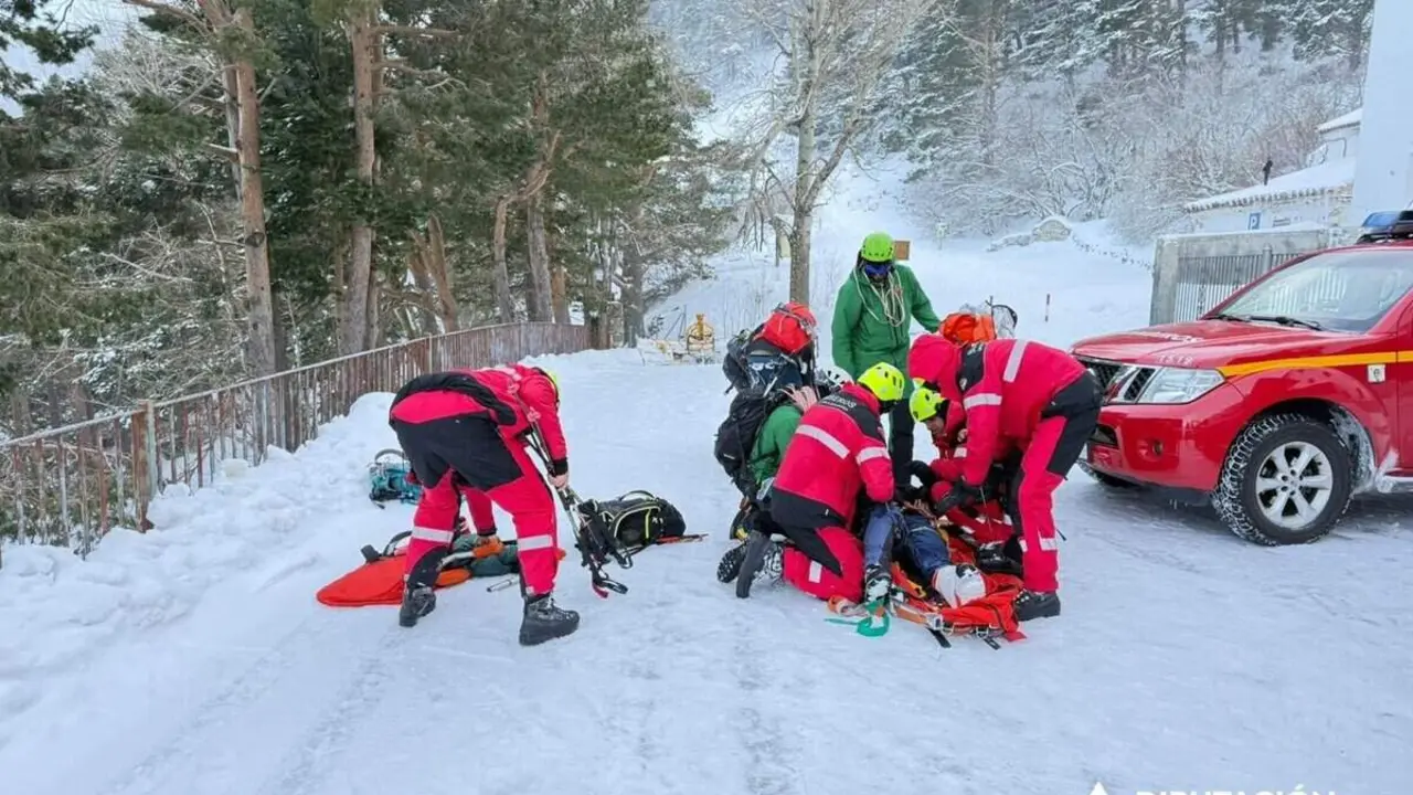 Labores de rescate de los tres monta&ntilde;eros sorprendidos por un alud en el circo de San Miguel, en el Moncayo / DPZ