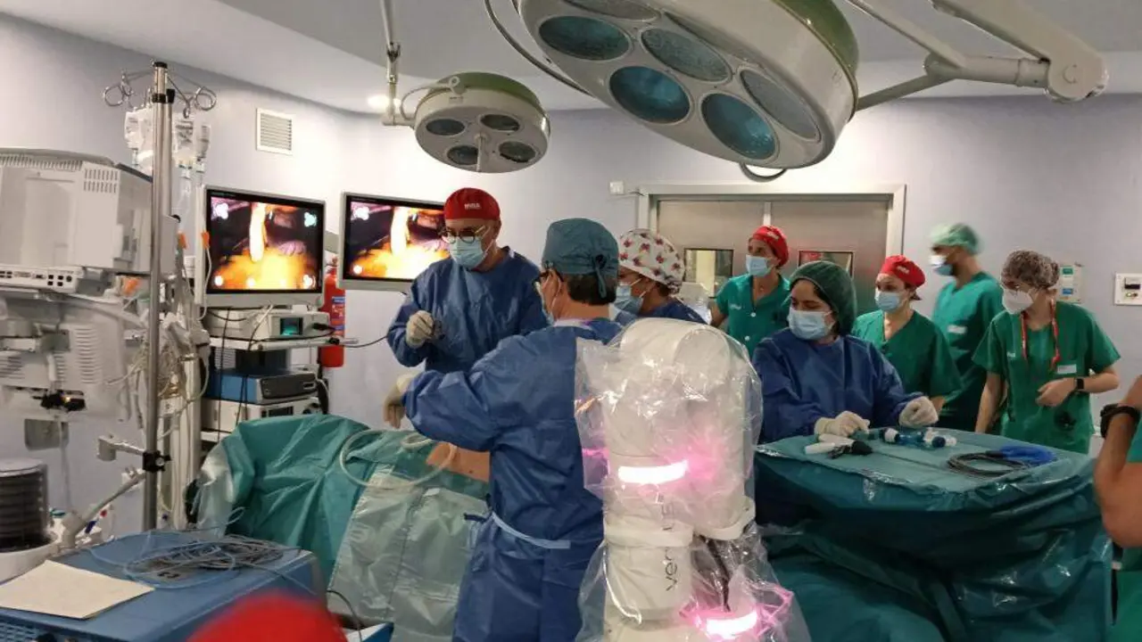 Un momento de una de las primeras cirug&iacute;as asistidas por el robot quir&uacute;rgico realizadas en el Hospital Universitario Obispo Polanco de Teruel. / GOBIERNO DE ARAG&Oacute;N